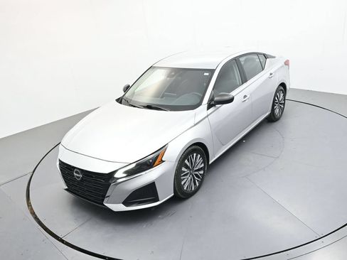 Used 2024 Nissan Altima 2.5 SV FWD image 24