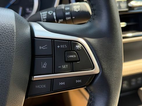 Used 2022 Toyota Highlander XLE AWD/4WD image 25