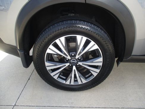 Used 2023 Nissan Rogue SV AWD/4WD image 12