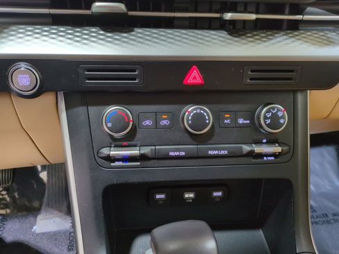 Used 2024 Kia Carnival LX FWD image 24