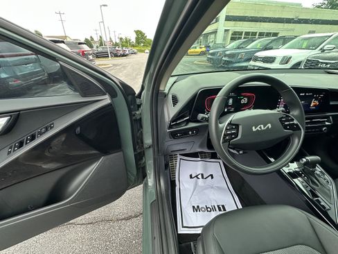 Used 2024 Kia Niro EX Touring FWD image 25
