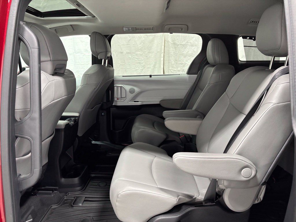 Used 2026 Toyota Sienna XLE AWD/4WD image 49