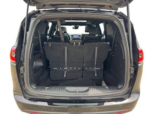 Used 2025 Chrysler Pacifica Limited FWD image 19