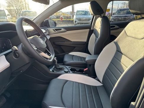 New 2025 Volkswagen Taos SEL image 17