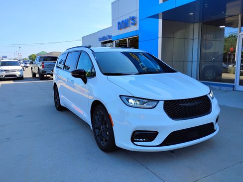 Used 2025 Chrysler Pacifica Limited FWD image 3