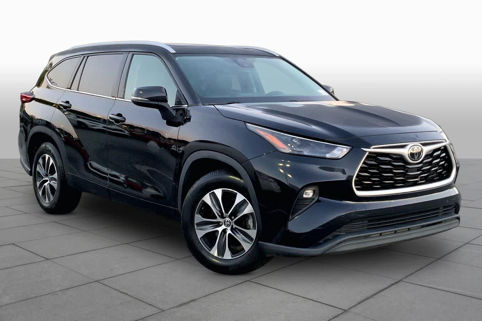 Used 2022 Toyota Highlander XLE FWD image 3