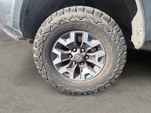 Used 2017 Toyota Tacoma TRD Off-Road AWD/4WD image 9