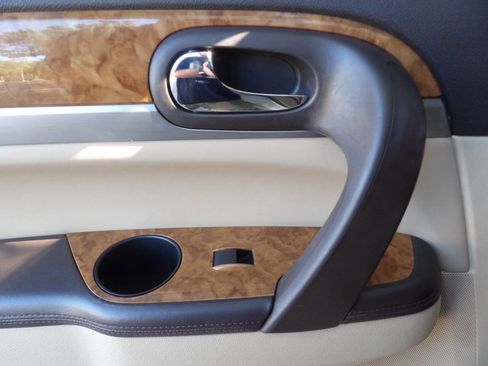 Used 2011 Buick Enclave CXL image 22