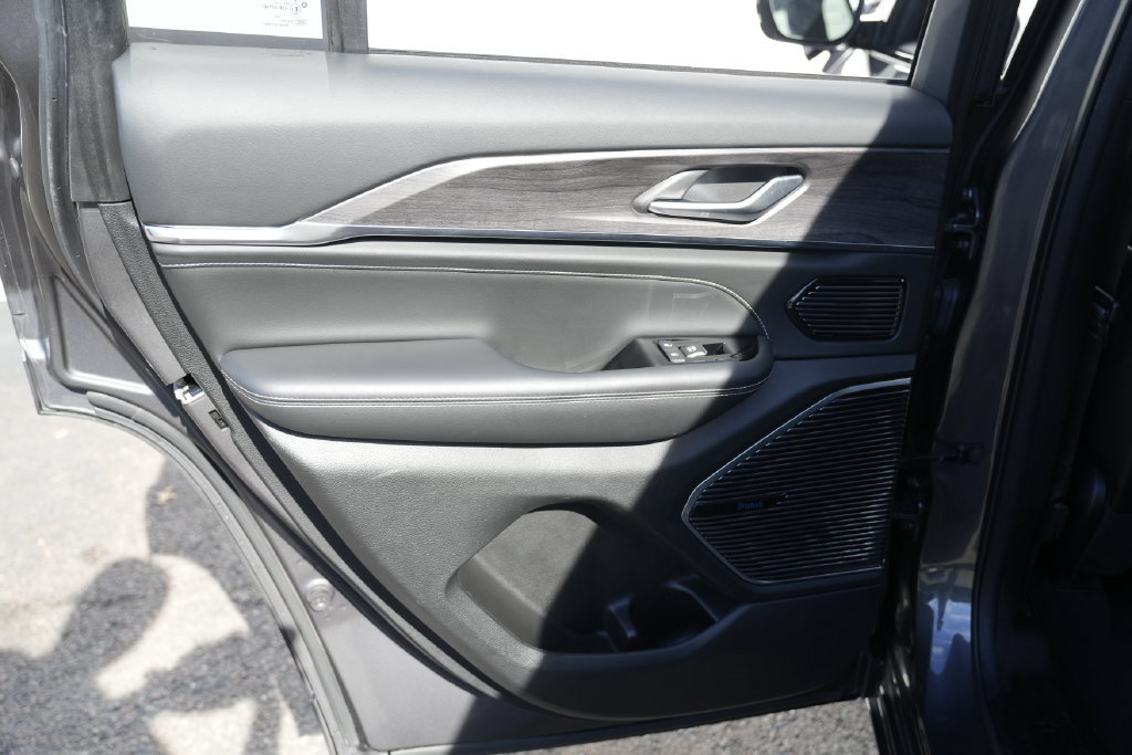 Used 2023 Jeep Grand Cherokee Overland AWD/4WD image 26