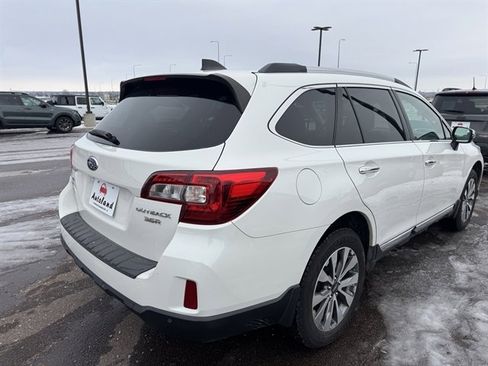 Used 2017 Subaru Outback 3.6R Touring image 4