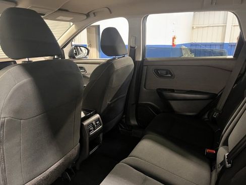 Used 2023 Nissan Rogue S image 18