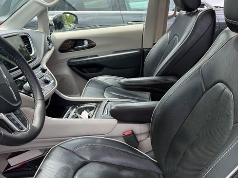 Used 2023 Chrysler Pacifica Limited FWD image 10
