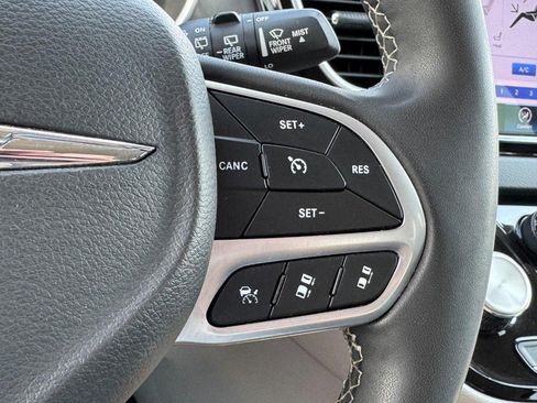 Used 2023 Chrysler Pacifica Touring-L FWD image 21