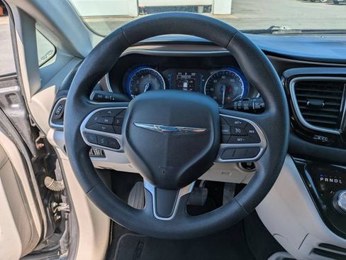 Used 2017 Chrysler Pacifica Touring FWD image 9