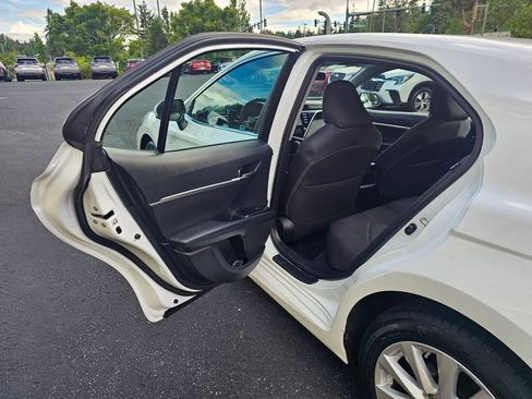 Used 2018 Toyota Camry LE FWD image 15