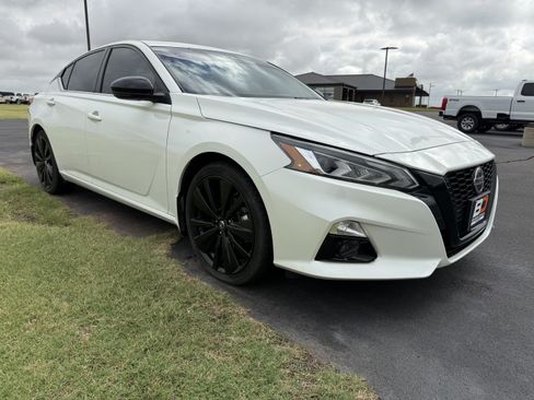 Used 2022 Nissan Altima 2.5 SR w/ Midnight Edition Package FWD image 2