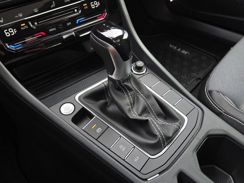 Used 2026 Volkswagen Jetta SE FWD image 35