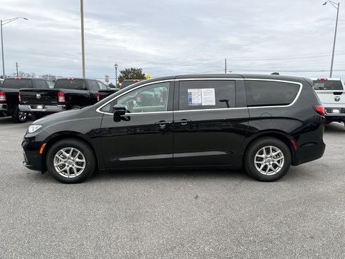 Used 2024 Chrysler Pacifica Touring-L image 9