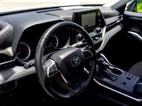 Used 2023 Toyota Highlander LE FWD image 10