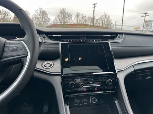 New 2025 Jeep Grand Cherokee Altitude image 14