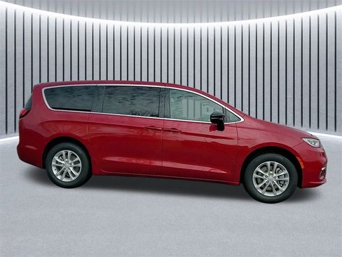 New 2026 Chrysler Pacifica Select image 4