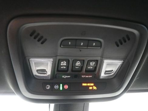 Used 2023 Chevrolet Traverse Premier image 21