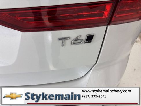 Used 2018 Volvo XC60 T6 Momentum w/ Convenience Package image 13
