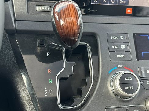 Used 2015 Toyota Sienna Limited Premium image 29