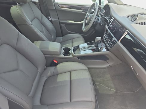Used 2025 Porsche Macan AWD/4WD image 10