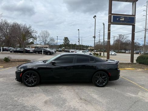 Used 2019 Dodge Charger SXT image 2