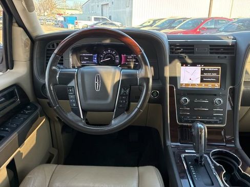 Used 2016 Lincoln Navigator Reserve image 24