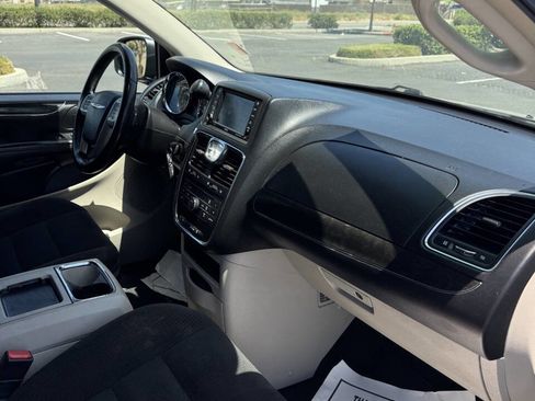 Used 2015 Chrysler Town & Country Touring FWD image 10