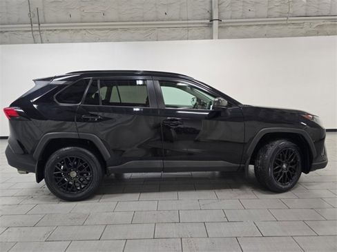 Used 2019 Toyota RAV4 LE image 15