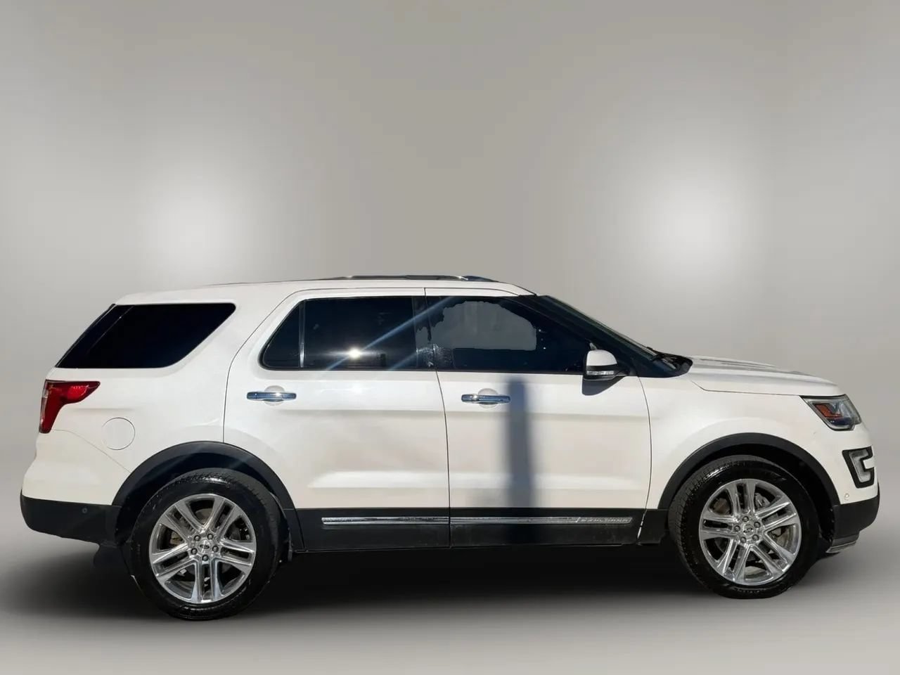 Used 2017 Ford Explorer Limited w/ Equipment Group 301A AWD/4WD image 7