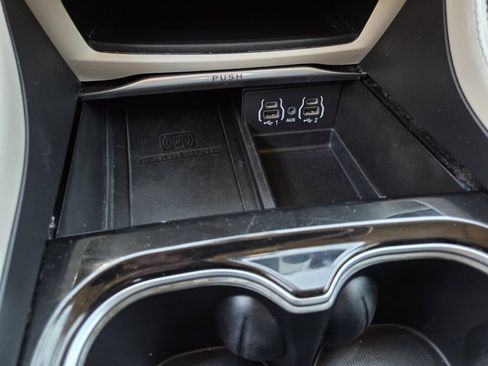 Used 2023 Chrysler Pacifica Limited FWD image 17