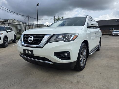 Used 2019 Nissan Pathfinder SV image 2