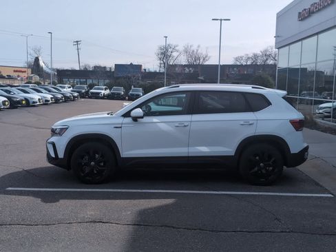 Certified 2023 Volkswagen Taos SE w/ Panoramic Sunroof Package image 2