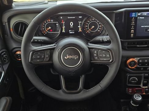 Used 2025 Jeep Gladiator Mojave w/ Convenience Group AWD/4WD image 18