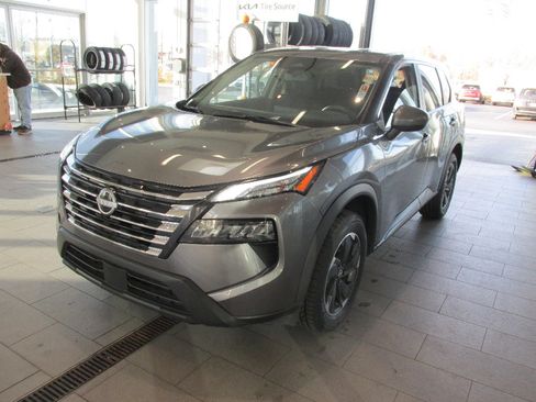 Used 2024 Nissan Rogue SV image 3