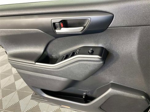 Used 2023 Toyota Highlander XLE image 25