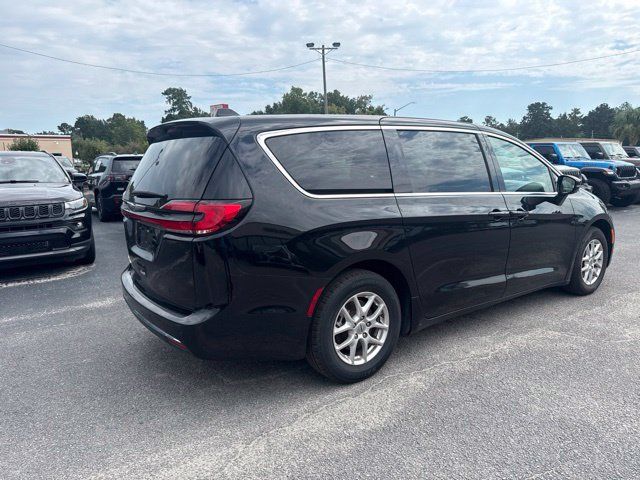 Used 2024 Chrysler Pacifica Touring-L FWD image 3