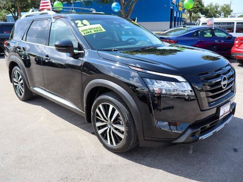 Used 2024 Nissan Pathfinder Platinum FWD image 8