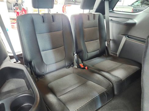 Used 2018 Ford Explorer XLT image 39