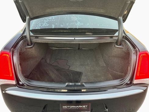 Used 2018 Chrysler 300 Touring w/ Chrome Appearance Package image 24