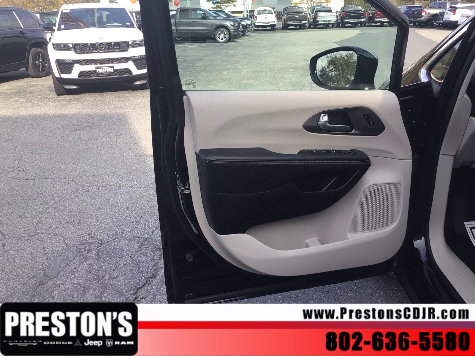 Used 2024 Chrysler Pacifica Touring-L FWD image 9