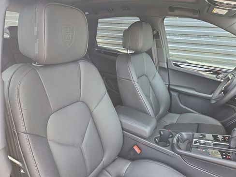 Certified 2026 Porsche Macan AWD/4WD image 19