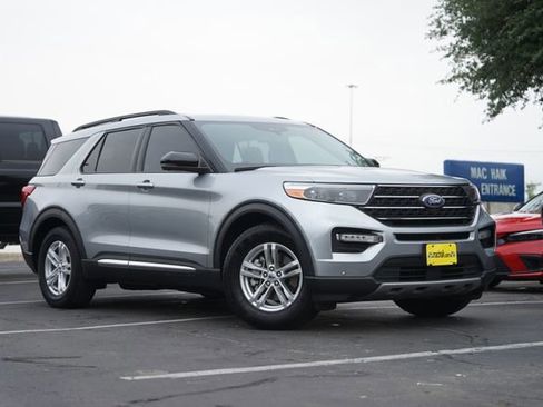 Certified 2022 Ford Explorer XLT w/ Equipment Group 202A RWD image 5