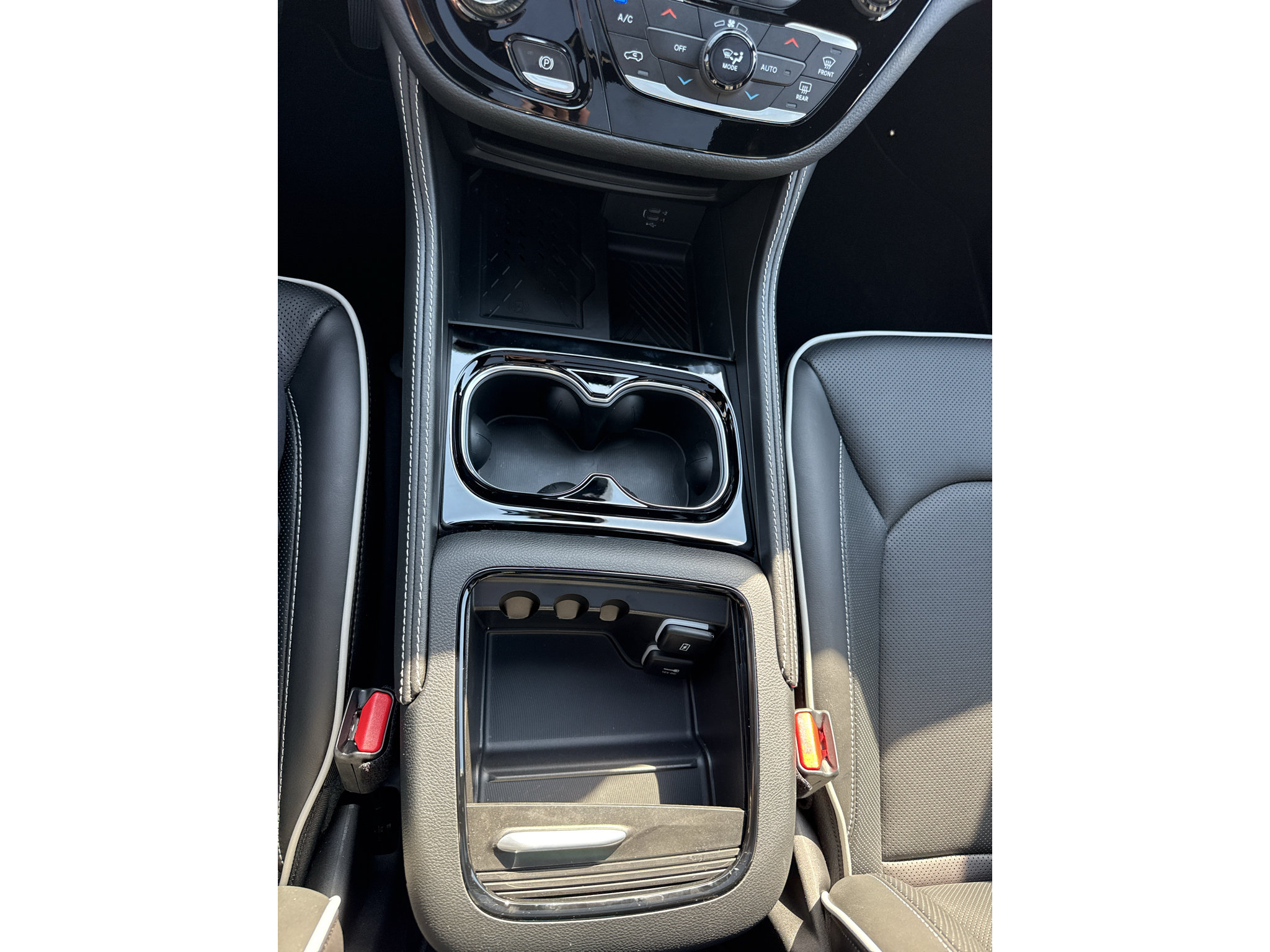 New 2027 Chrysler Pacifica Limited w/ Family Tech Group AWD/4WD image 9