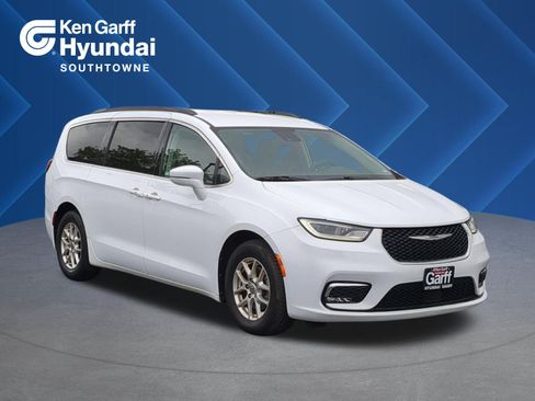 Used 2022 Chrysler Pacifica Touring-L FWD image 1