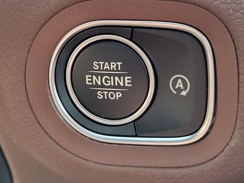Used 2025 Mercedes-Benz GLS 450 4MATIC image 32